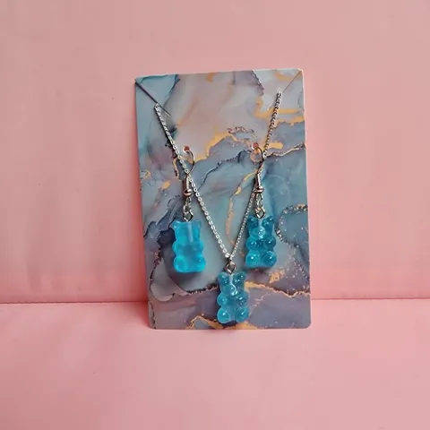 Set av smycken med björnar