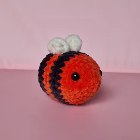 Ett mjukdjur med form av en humla i orange färg
