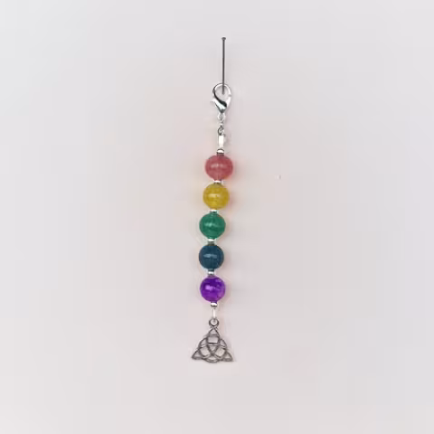 En nyckelring med chakrastenar och triquetra